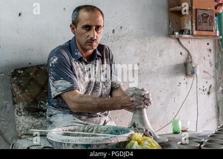 Hebron, Palästina, 4. Juni 2014: eine Palästinensische arbeitet in einem Ton Workshop die inländischen Utensilien. Stockfoto