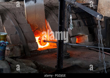 Hebron, Palästina, 4. Juni 2014: Glas in einem Ofen in einer gläsernen Werkstatt die inländischen Dekoration und Utensilien. Stockfoto