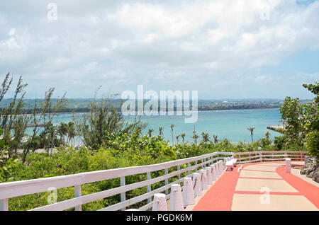 Arecibo, Puerto Rico - Juli 30, 2018: Weg zu Arecibo Leuchtturm mit Blick auf den Atlantischen Ozean aus nördlichen Puerto Rico's Küste. Stockfoto