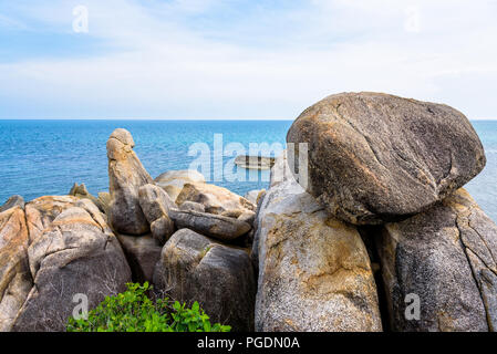 Hin Ta Hin Yai ist ein Symbol bekannte touristische Ziele, Schöne rock Küste in der Nähe der blauen Meer unter Sommer Himmel am Lamai Strand von Koh Samui ist Stockfoto