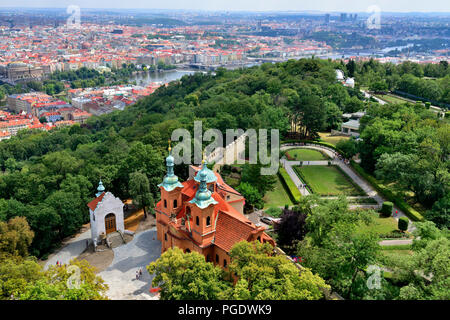 Blick auf St. Lawrence Katholische Kirche, Petrin Hügel und über die Stadt Prag vom Petrin-turm Stockfoto