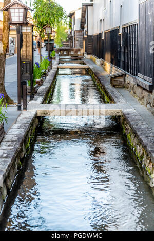 Wasserstraße mit Fisch in Gifu Japan Stockfoto