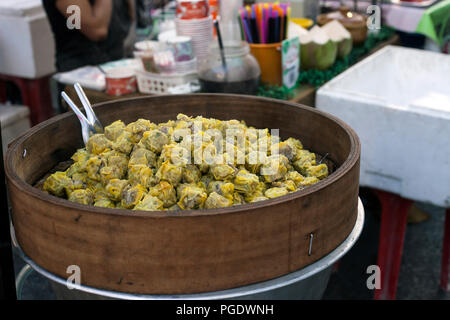 Thai gedämpfte Teigtaschen Kanom Jeeb. Dim Sum auf Street Market in der Stadt Phuket, Thailand Stockfoto