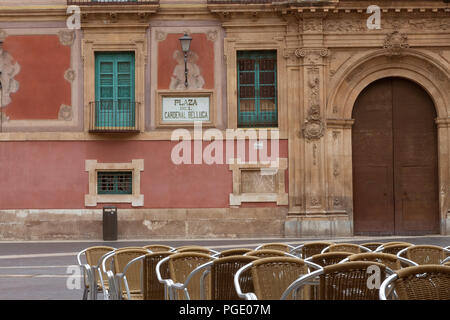 August 2017 - cafe Stühle auf der Plaza Del Cardenal Belluga, historischen Platz im Zentrum von Murcia, Spanien Stockfoto