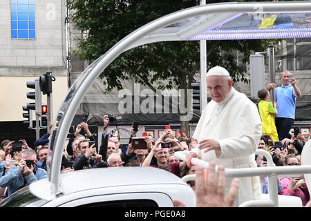 Dublin, Irland. 25 Aug, 2018. Papst Franziskus Wellen zu Menge, als er in seinem Papamobil in seinem ersten Besuch in Irland vor seiner Rede an das Welttreffen der Familien im Croke Park. Credit: PACIFIC PRESS/Alamy leben Nachrichten Stockfoto