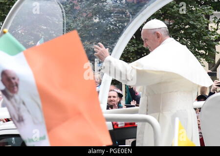Dublin, Irland. 25 Aug, 2018. Papst Franziskus Wellen zu Menge, als er in seinem Papamobil in seinem ersten Besuch in Irland vor seiner Rede an das Welttreffen der Familien im Croke Park. Credit: PACIFIC PRESS/Alamy leben Nachrichten Stockfoto