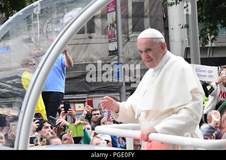 Dublin, Irland. 25 Aug, 2018. Papst Franziskus Wellen zu Menge, als er in seinem Papamobil in seinem ersten Besuch in Irland vor seiner Rede an das Welttreffen der Familien im Croke Park. Credit: PACIFIC PRESS/Alamy leben Nachrichten Stockfoto