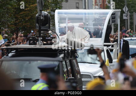 Dublin, Irland. 25 Aug, 2018. Papst Franziskus Wellen zu Menge, als er in seinem Papamobil in seinem ersten Besuch in Irland vor seiner Rede an das Welttreffen der Familien im Croke Park. Credit: PACIFIC PRESS/Alamy leben Nachrichten Stockfoto