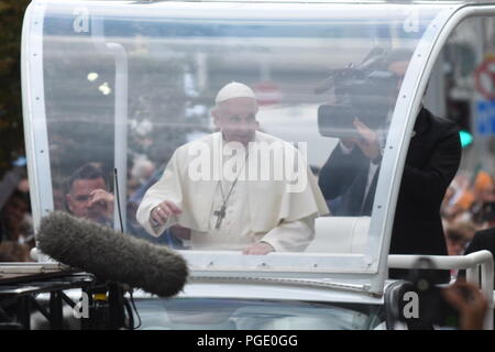 Dublin, Irland. 25 Aug, 2018. Papst Franziskus Wellen zu Menge, als er in seinem Papamobil in seinem ersten Besuch in Irland vor seiner Rede an das Welttreffen der Familien im Croke Park. Credit: PACIFIC PRESS/Alamy leben Nachrichten Stockfoto