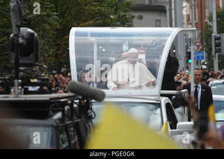 Dublin, Irland. 25 Aug, 2018. Papst Franziskus Wellen zu Menge, als er in seinem Papamobil in seinem ersten Besuch in Irland vor seiner Rede an das Welttreffen der Familien im Croke Park. Credit: PACIFIC PRESS/Alamy leben Nachrichten Stockfoto