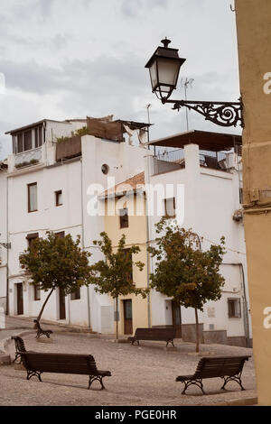 August 2017 - eine Straße in Granada, Spanien, im historischen Viertel Albaycin, anerkannt als UNESCO-Weltkulturerbe Stockfoto