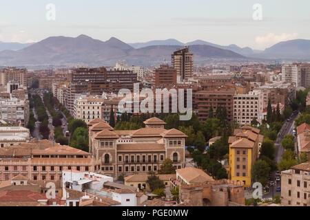 August 2017 - Panorama Luftbild von Dächern und Straßen in Granada, Spanien, mit umliegenden Berge im Hintergrund Stockfoto