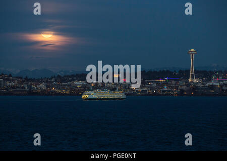 Seattle Space Needle Seattle Skyline, Seattle Waterfront mit Seattle Ferry und Vollmond. Stockfoto