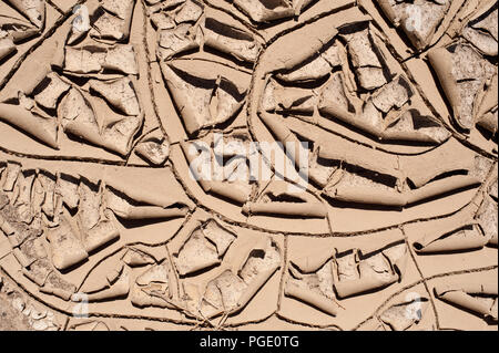 Risse im Schlamm in einem trockenen Wüstenklima Stockfoto