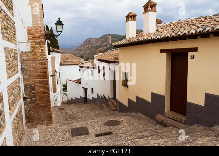 August 2017 - eine Straße in Granada, Spanien, im historischen Viertel Albaycin, anerkannt als UNESCO-Weltkulturerbe Stockfoto