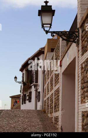 August 2017 - eine Straße in Granada, Spanien, im historischen Viertel Albaycin, anerkannt als UNESCO-Weltkulturerbe Stockfoto