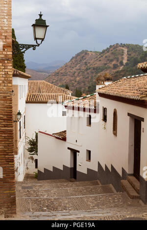 August 2017 - eine Straße in Granada, Spanien, im historischen Viertel Albaycin, anerkannt als UNESCO-Weltkulturerbe Stockfoto