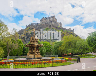 Das Edinburgh Castle und Ross Brunnen in Schottland, UK von der Princes Street Gardens auf einem hellen, sonnigen Tag gesehen. Stockfoto