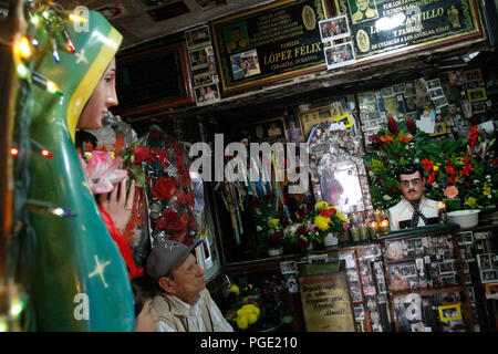Altar en Ehre ein Jesús Malverde Jesús Malverde que Es venerado como Santo el cual todos los Días atrae a cientos de seguidores ein su capilla de la Cap Stockfoto