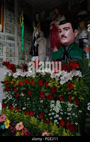 Altar en Ehre ein Jesús Malverde Jesús Malverde que Es venerado como Santo el cual todos los Días atrae a cientos de seguidores ein su capilla de la Cap Stockfoto