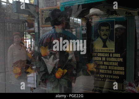 Altar en Ehre ein Jesús Malverde Jesús Malverde que Es venerado como Santo el cual todos los Días atrae a cientos de seguidores ein su capilla de la Cap Stockfoto