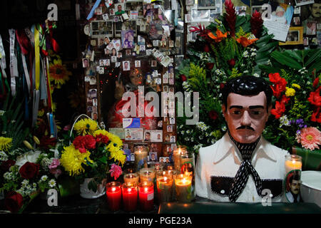 Altar en Ehre ein Jesús Malverde Jesús Malverde que Es venerado como Santo el cual todos los Días atrae a cientos de seguidores ein su capilla de la Cap Stockfoto