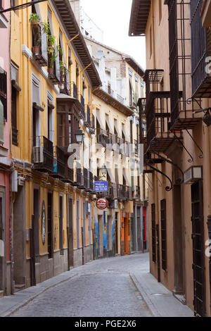 August 2017 - eine Straße in Granada, Spanien, die Stadt ist die Heimat von drei UNESCO-Welterbestätten Stockfoto