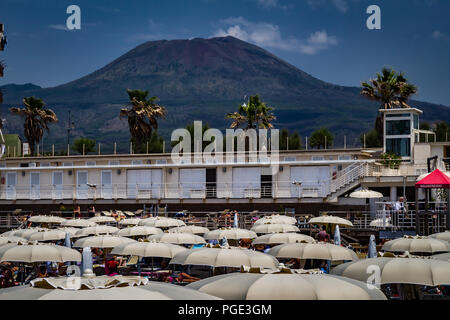 Torre del Greco, in der Nähe von Neapel, Italien - Juni 3, 2018 - Blick auf den Vesuv vom Strand Stockfoto