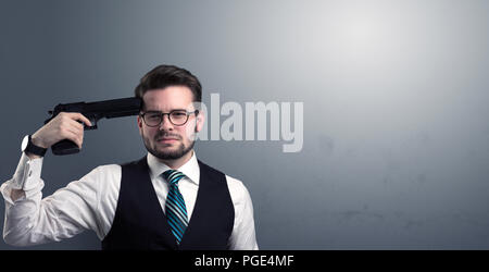 Junge verloren Geschäftsmann Mann seinen Kopf schießen mit Gewehr Stockfoto