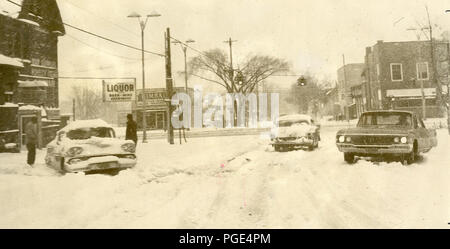 Autos stecken auf Snow-Clogged Street November 1966 Stockfoto