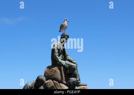 Sea Gull sitzt auf der Cannery Row Denkmal, von Steven Whyte, Cannery Row, Monterey, Kalifornien, USA geformt Stockfoto