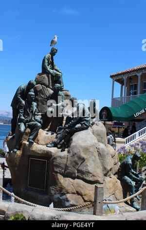 Sea Gull sitzt auf der Cannery Row Denkmal, von Steven Whyte, Cannery Row, Monterey, Kalifornien, USA geformt Stockfoto