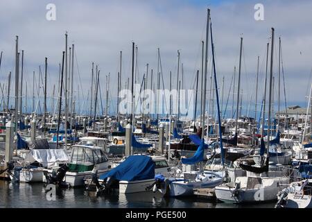 Segelboote günstig entlang der Monterey Docks, Monterey, Monterey Bay, Kalifornien, USA Stockfoto