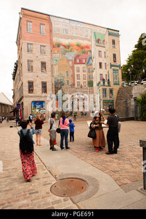 Quebec City, Kanada: Tourist, Bilder und selfies mit Fresque des Québécois auf Côte de la Montagne. Stockfoto