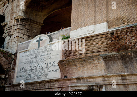 Graviert Marmor Zeichen auf der Seite des Kolosseum für Amphitheater Flavium in Rom, Italien Stockfoto