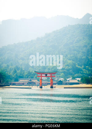 Die berühmten Schwimmenden torii Tor der Itsukushima Schrein (Itsukushima-jinja) auf der Insel Miyajima (itsukushima) in der Präfektur Hiroshima, Japan. Stockfoto