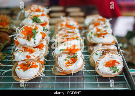 Frische thailändische knusprige Pfannkuchen, thai Straße Nahrungsmittel. Stockfoto