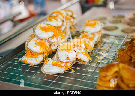 Frische thailändische knusprige Pfannkuchen, thai Straße Nahrungsmittel. Stockfoto
