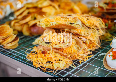 Frische thailändische knusprige Pfannkuchen, thai Straße Nahrungsmittel. Stockfoto