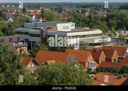 Gifhorn, Niedersachsen, Deutschland, 19. August 2018: Verwaltungsgebäude einer Krankenkasse aus großer Höhe fotografiert, über den Roten Stockfoto