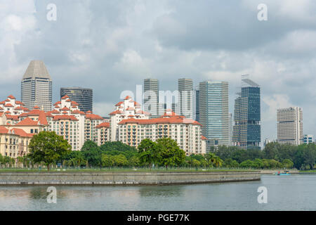 Singapur - 18. Juni 2018: Condominiums durch den Fluss und die Innenstadt Wolkenkratzer in der Rückseite Stockfoto