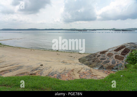 Singapur - 8. Juli 2018: Pasir Ris Park Beach mit Fischzuchtbetriebe Stockfoto