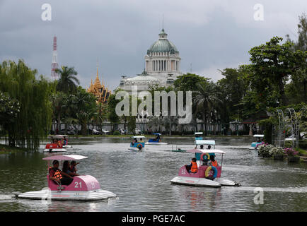 Bangkok, Thailand. 24 Aug, 2018. Besucher genießen Paddel Boote wie die Ananta Samakhom Throne Hall im Hintergrund im Dusit Zoo in Bangkok, Thailand gesehen am 24. August 2018. Zoo-goers haben mehr Zeit, sich zu verabschieden Tiere als Dusit Zoo als Einsendeschluss zu sagen, wird von Ende dieses Monats bis 30. September verschoben, 2018 nach 80 Jahren in Betrieb. Credit: chaiwat Subprasom/Pacific Press/Alamy leben Nachrichten Stockfoto