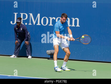 New York, Vereinigte Staaten. 23 Aug, 2018. Pedro Martinez von Spanien kehrt Kugel während qualifizierender Tag 3 gegen Christian Harrison der USA bei US Open Tennis Meisterschaft an USTA Billie Jean King National Tennis Center Credit: Lev Radin/Pacific Press/Alamy leben Nachrichten Stockfoto