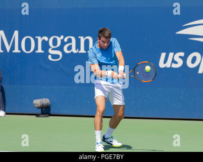 New York, Vereinigte Staaten. 23 Aug, 2018. Pedro Martinez von Spanien kehrt Kugel während qualifizierender Tag 3 gegen Christian Harrison der USA bei US Open Tennis Meisterschaft an USTA Billie Jean King National Tennis Center Credit: Lev Radin/Pacific Press/Alamy leben Nachrichten Stockfoto