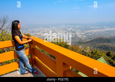 Asiatische Mädchen mit Blick auf Chiang Mai von oben auf den Doi Suthep buddhistischen Tempel Geländer. Photo: Ja Stockfoto