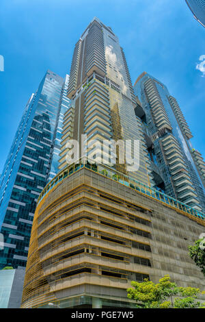 Singapur - 11. August 2018: Blaue und Goldene hohe Gebäude mit blauen Himmel Stockfoto