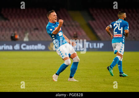 Neapel, Italien. 25 Aug, 2017. Neapel - Italien 25/08/2018 Piotr Zielinski von S.S.C. NAPOLI feiert während der Match zwischen S.S.C. NAPOLI und AC Mailand im Stadio San Paolo von Neapel. Endstand S.S. C. NAPOLI - AC. Mailand 3-2 Credit: Emanuele Sessa/Pacific Press/Alamy leben Nachrichten Stockfoto