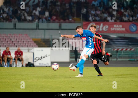 Neapel, Italien. 25 Aug, 2017. Neapel - Italien 25/08/2018 Piotr Zielinski von S.S.C. NAPOLI und Lucas Biglia von AC Mailand Kämpfe um die Kugel während der Serie ein Match zwischen S.S.C. NAPOLI und AC Mailand im Stadio San Paolo von Neapel. Endstand S.S.C. Neapel - AC Mailand 3-2 Credit: Emanuele Sessa/Pacific Press/Alamy leben Nachrichten Stockfoto