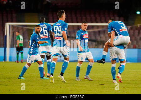 Neapel, Italien. 25 Aug, 2017. Neapel - Italien 25/08/2018 Piotr Zielinski, Arkadiusz Milik, Marques Allan, Mario Rui und Lorenzo Insigne der S.S.C. NAPOLI feiert während der Match zwischen S.S.C. NAPOLI und AC Mailand im Stadio San Paolo von Neapel. Endstand S.S. C. NAPOLI - AC. Mailand 3-2 Credit: Emanuele Sessa/Pacific Press/Alamy leben Nachrichten Stockfoto